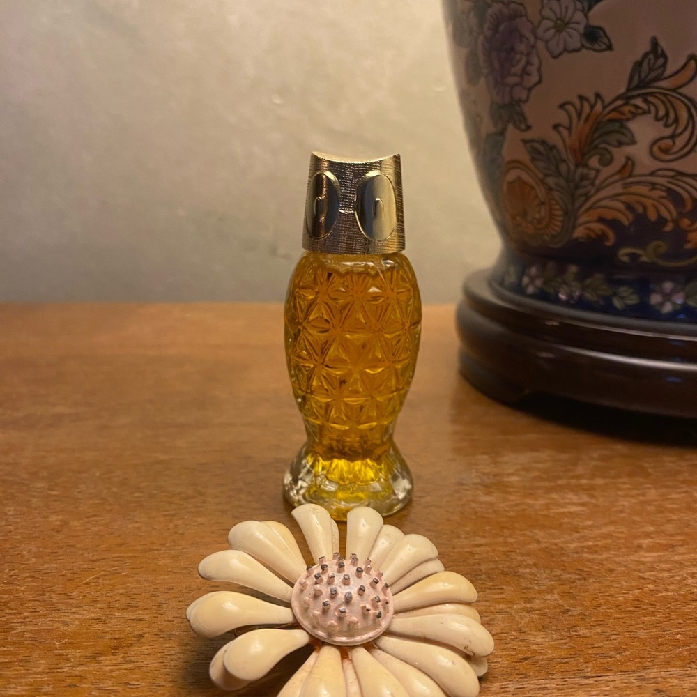 🦉 🌼❤️Golden tone owl Avon Perfume Bottle with Cream and pink vintage Flower pin